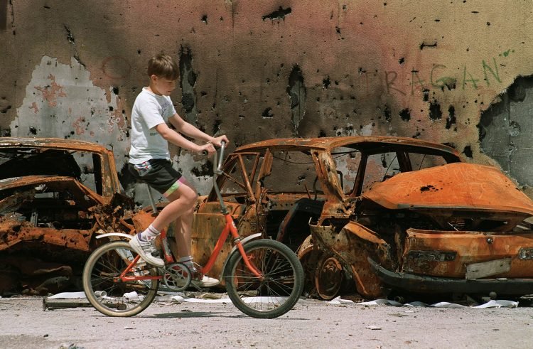 Otrok na kolesu pred razbitino